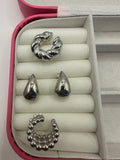 Earcuff Plateado y gotas, se venden por separado.