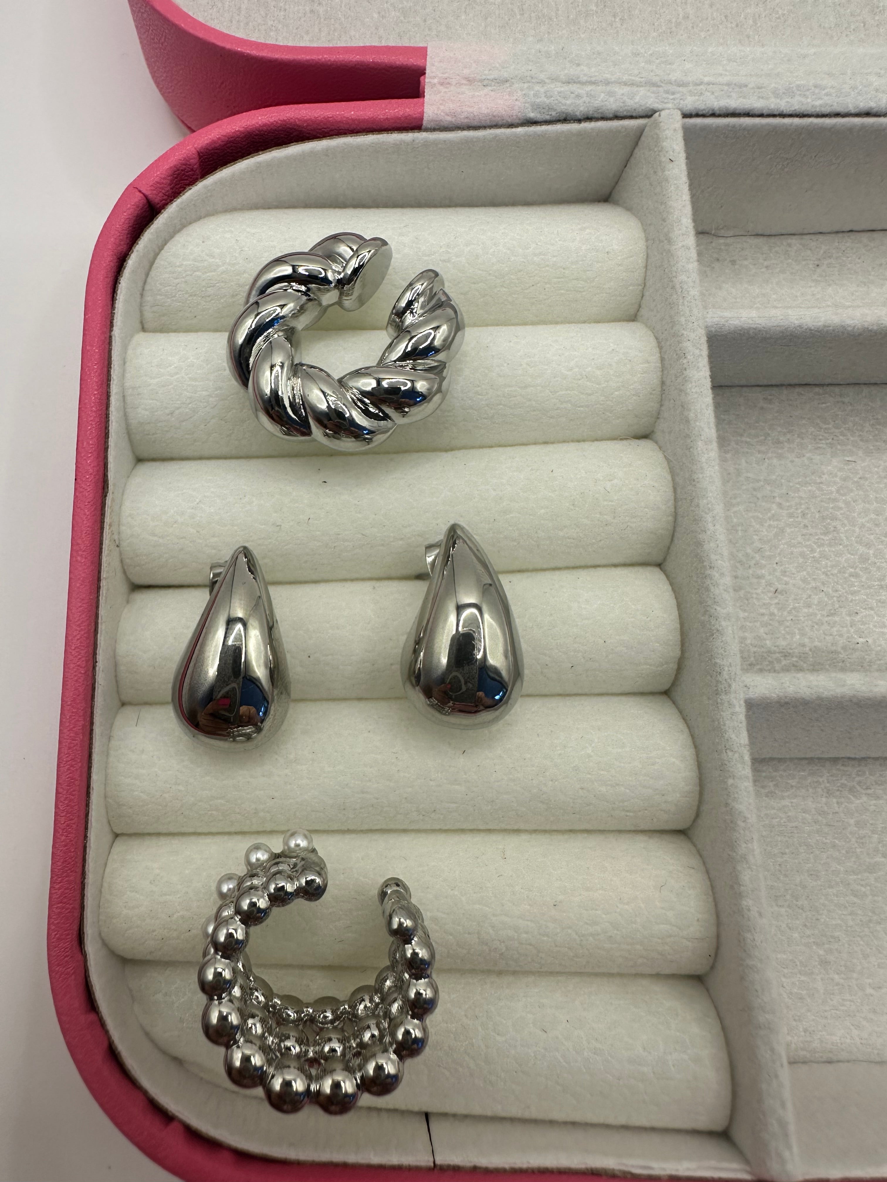 Earcuff Plateado y gotas, se venden por separado.