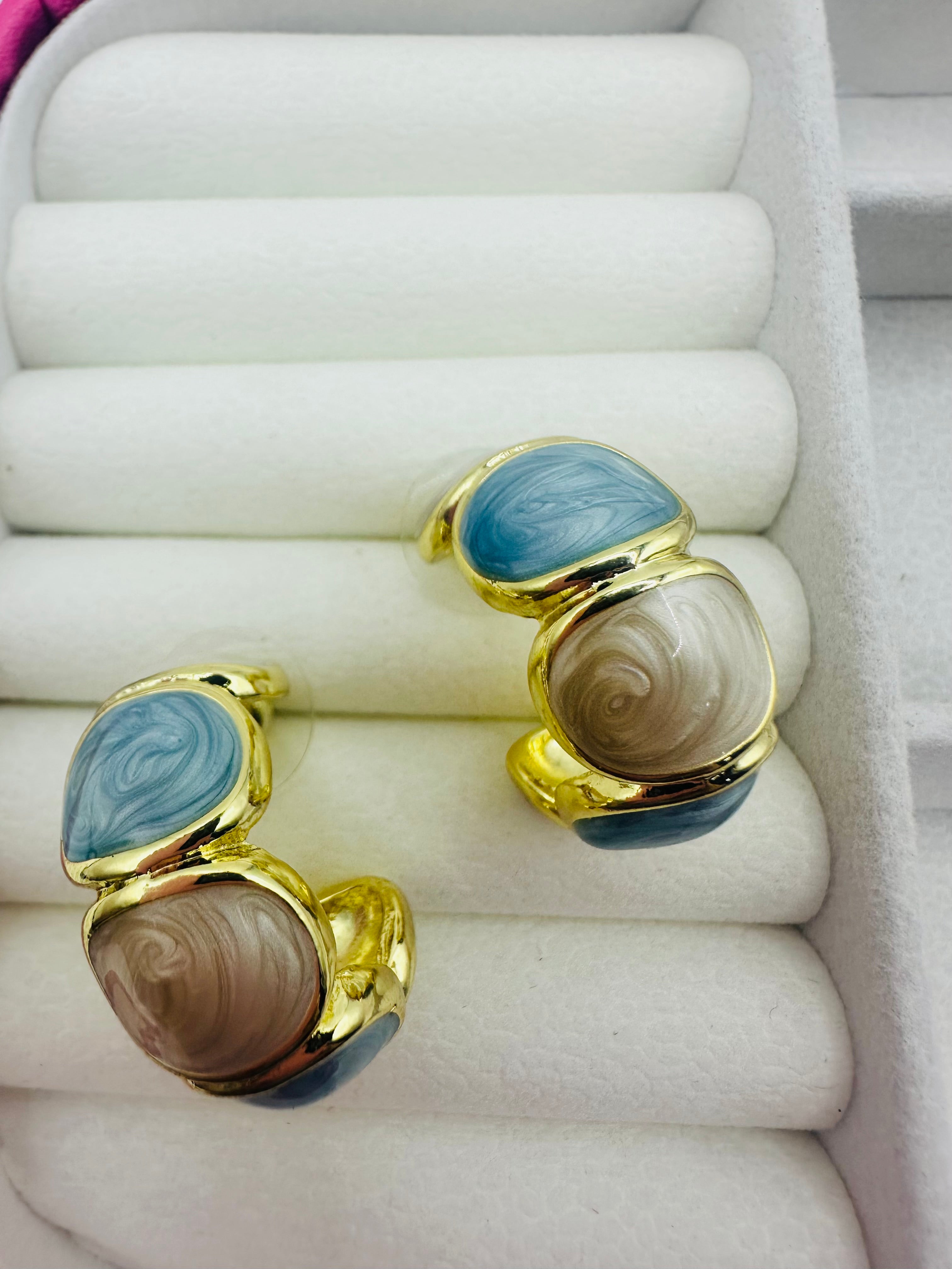 Argollas Doradas, Azul y café