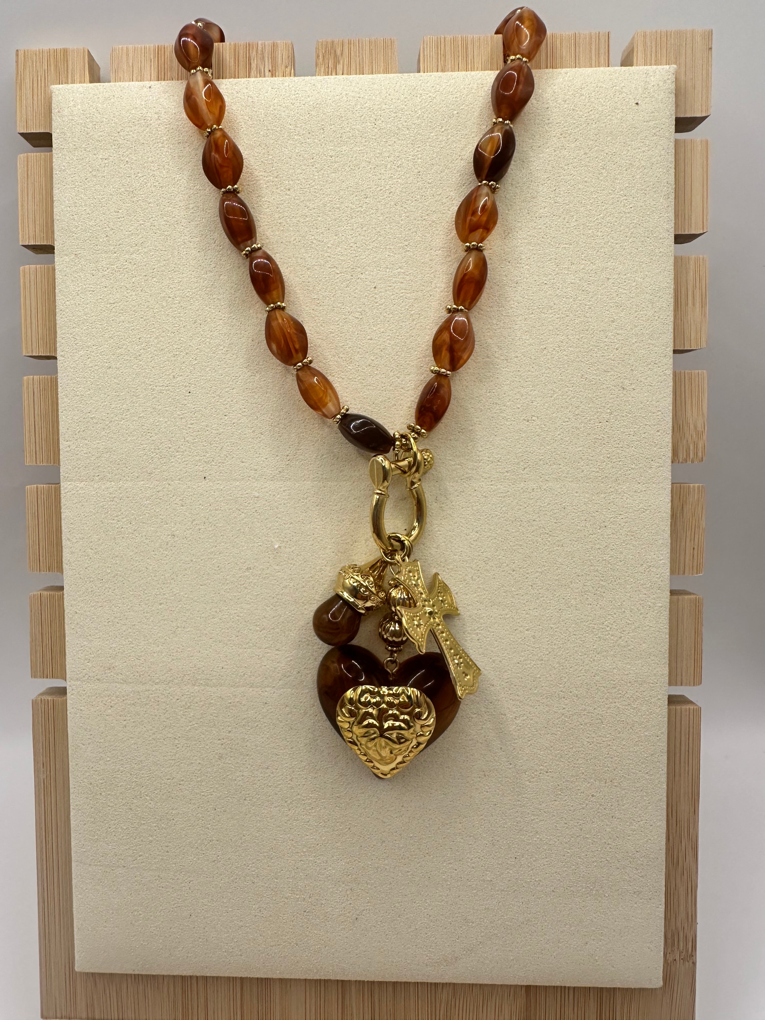 Collar con Corazón de Piedra