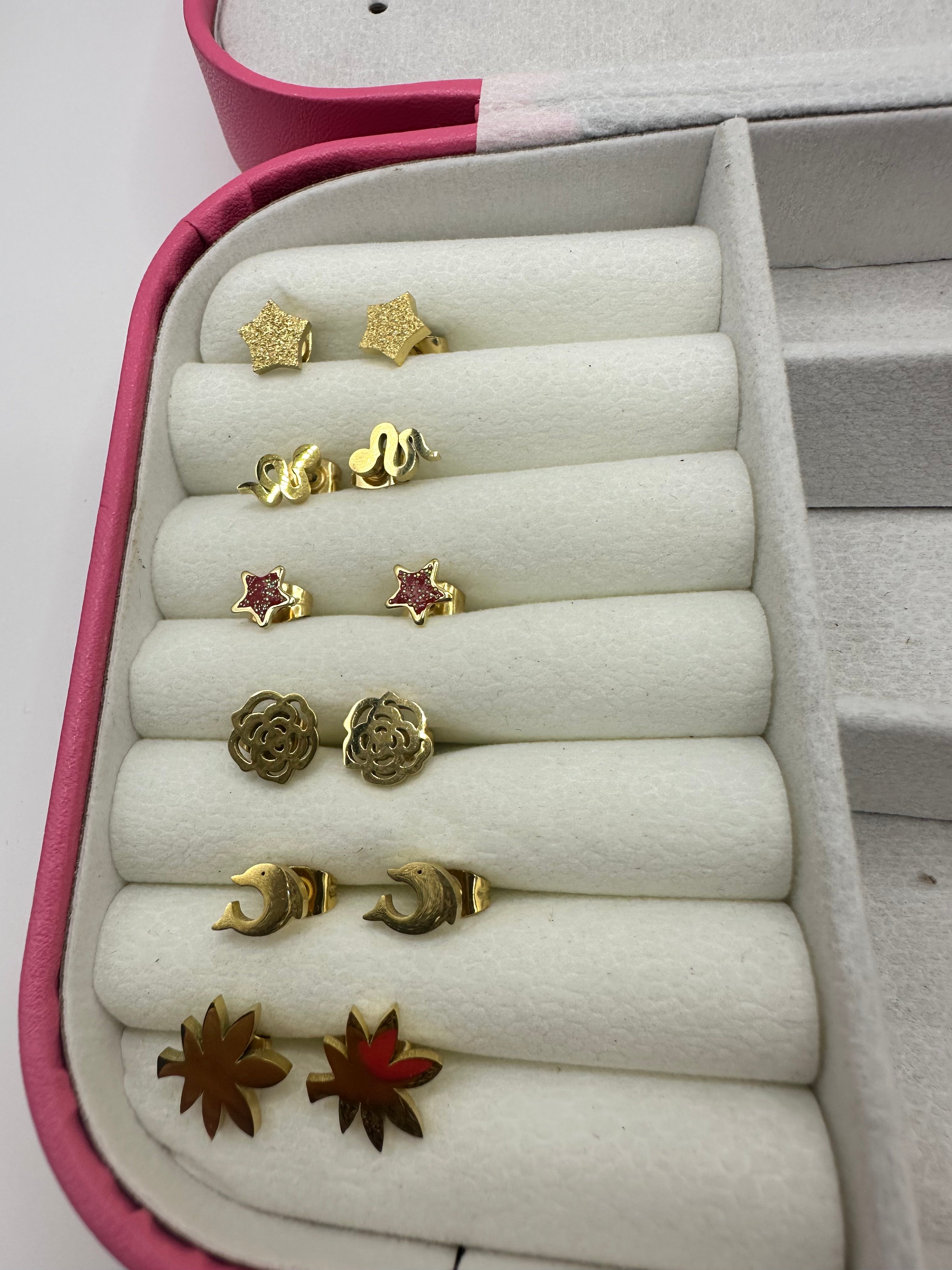 Aretes pequeños variados se venden por separado.