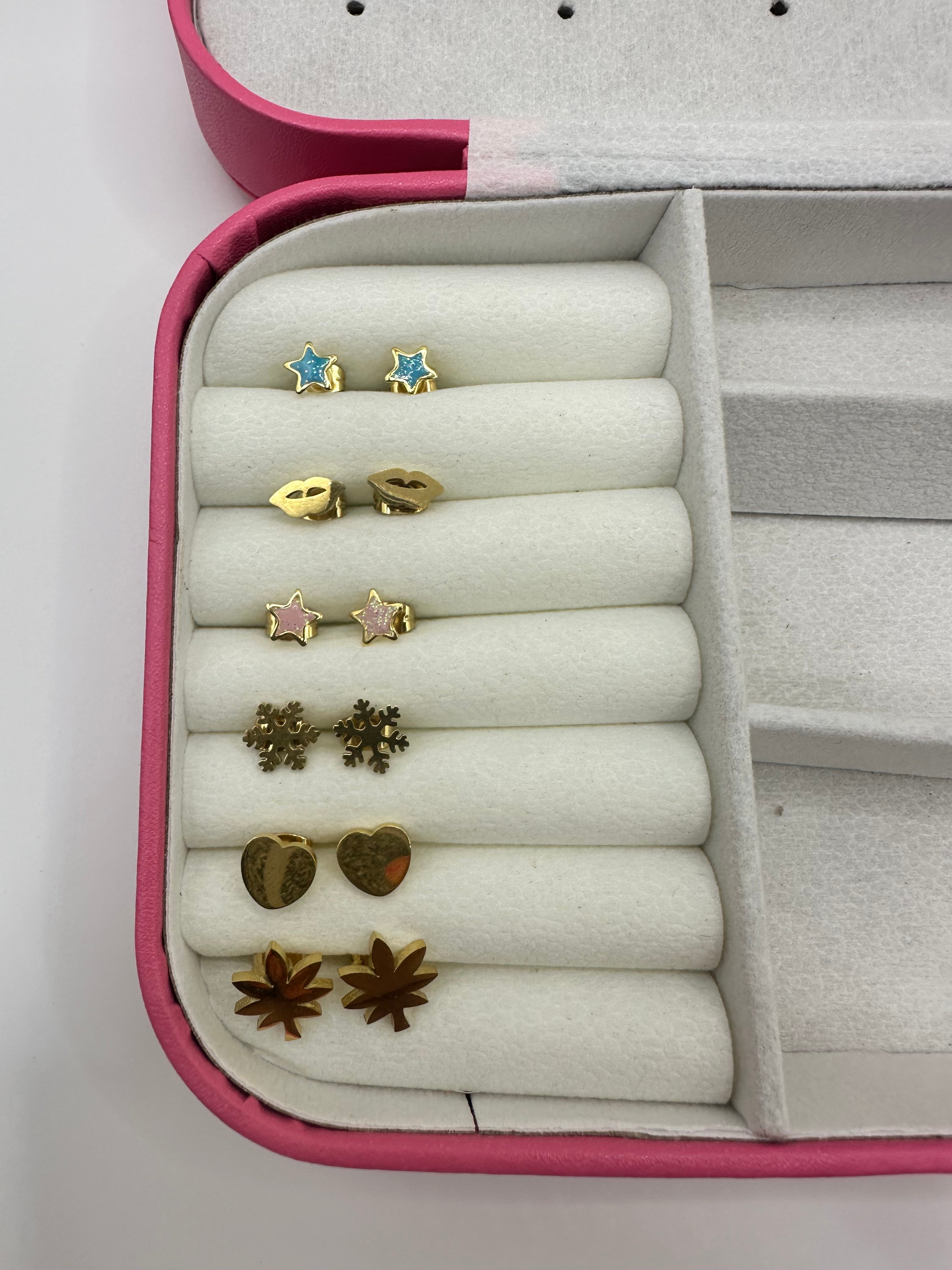 Aretes pequeños variados se venden por separado.