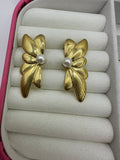 Aretes de flor dorados con perla