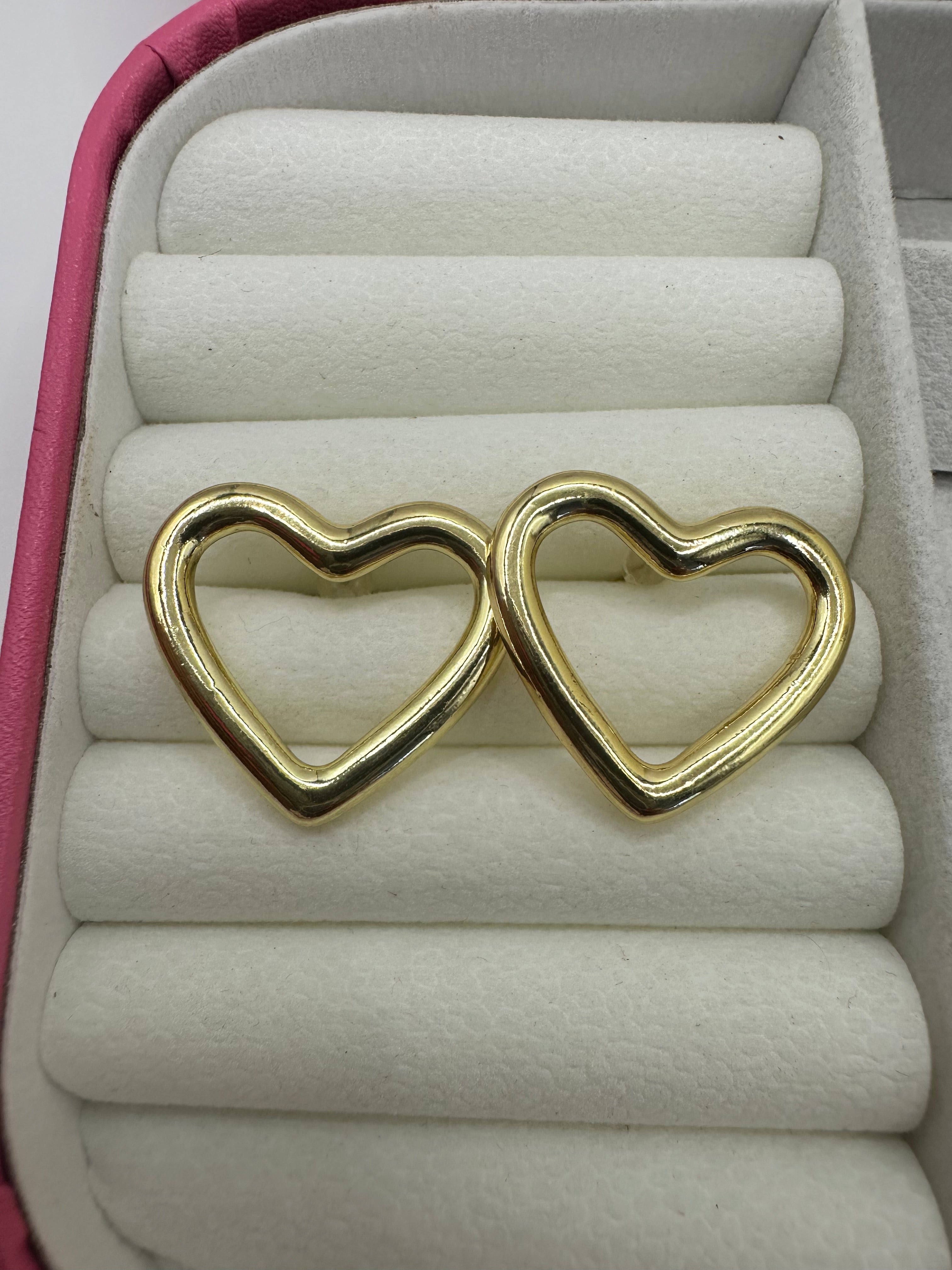 Aretes dorados de corazón
