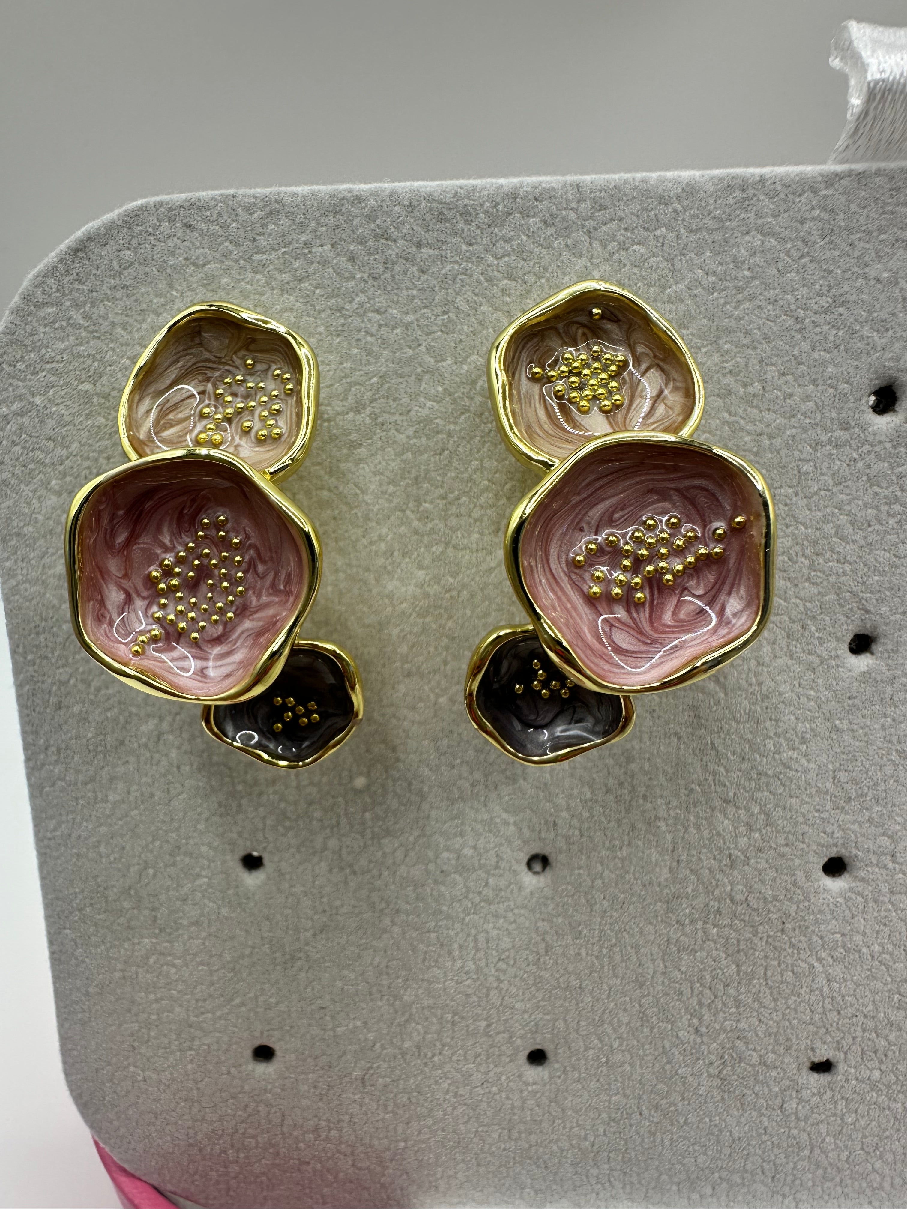 Aretes de concha rosado con lila