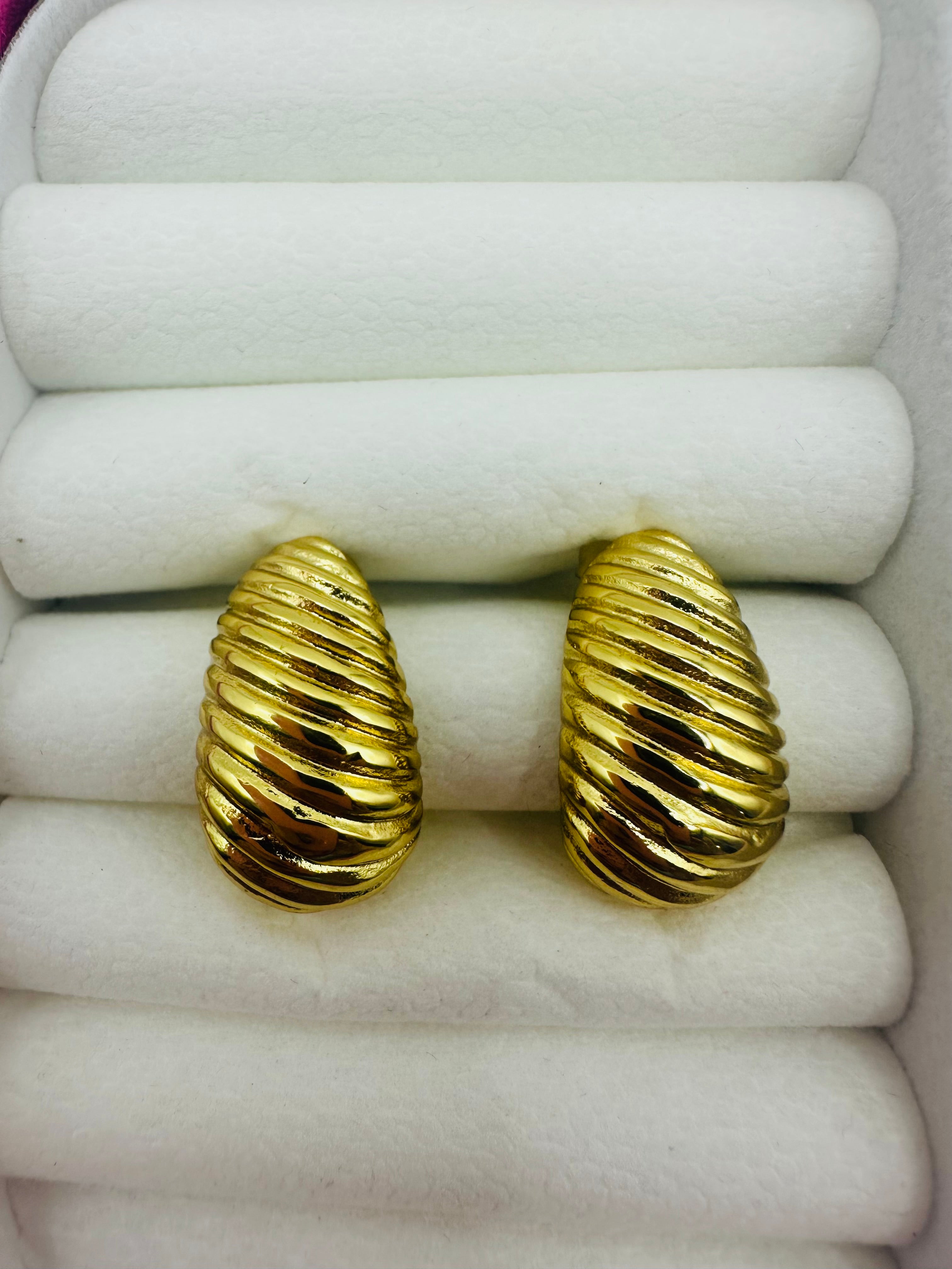 Aretes dorados estilo Gota